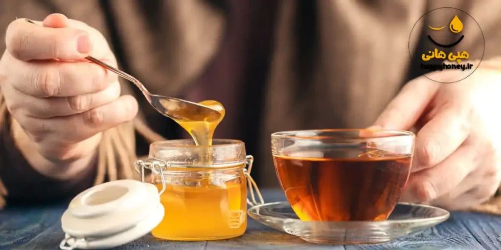 ریختن عسل در چای داغ